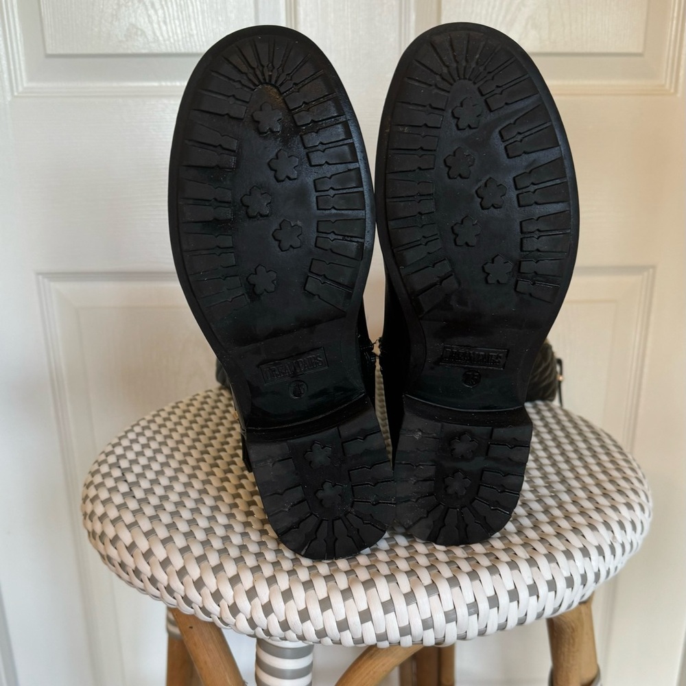 Comfortable classic black boot with gold hardware sz 7.5 - Picture 13 of 16